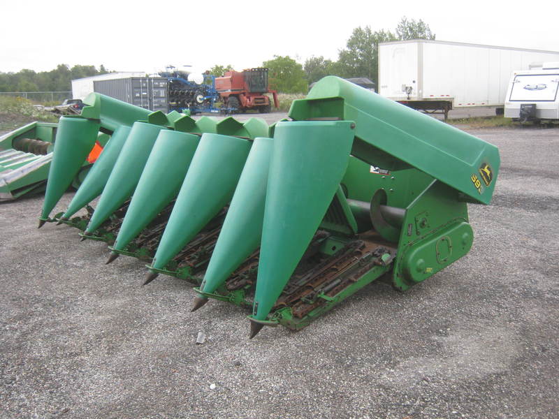 Combines & Harvesting Equipment  John Deere 693 Corn Head  Photo